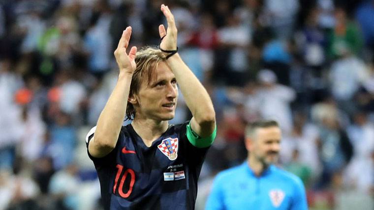 Luka Modric, aplaudiendo antes de ser sustituido contra Argentina