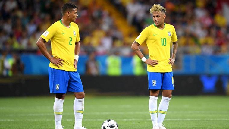 Neymar Jr y Thiago Silva, antes del saque inicial del Brasil-Costa Rica