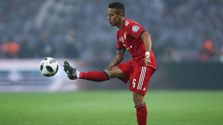 Thiago Alcántara, giving a pass with the Bayern Munich