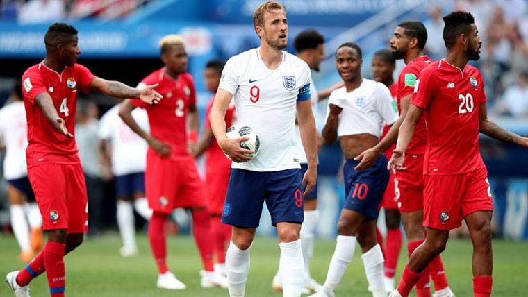Harry Kane, taking the balloon to launch a penalti in front of Panama