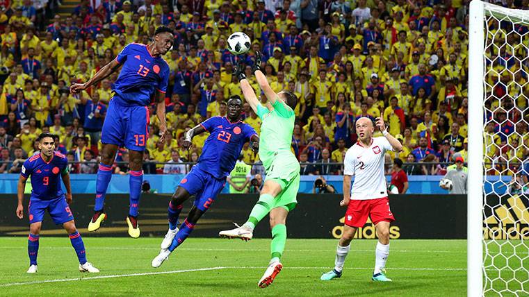Yerry Mina anota un gol en el Mundial contra la selección de Polonia