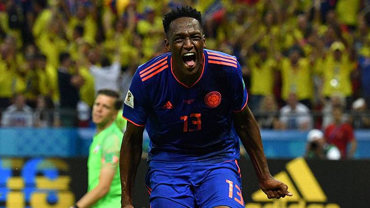 Yerry Mina celebrates a goal with the selection of Colombia