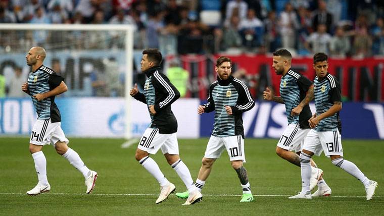 Leo Messi, calentando junto al resto de sus compañeros de Argentina