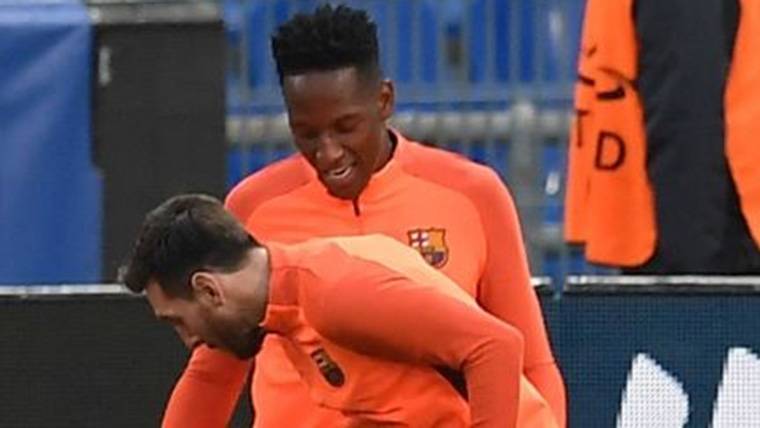 Yerry Mina, beside Leo Messi in a train of the FC Barcelona
