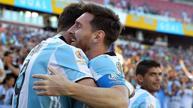 Lionel Messi, celebrando con Higuaín y Banega el gol marcado con Argentina
