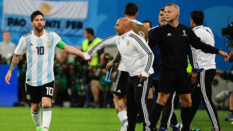 Leo Messi y Sampaoli, chocándose la mano durante el Argentina-Nigeria