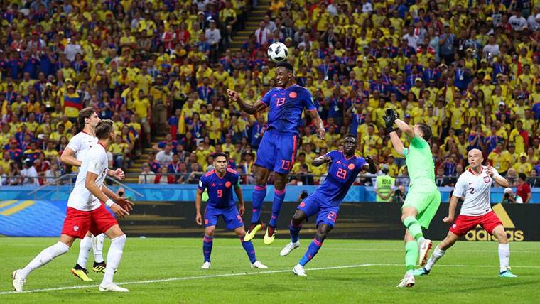 Yerry Mina, marcando su primer gol en un Mundial contra Polonia