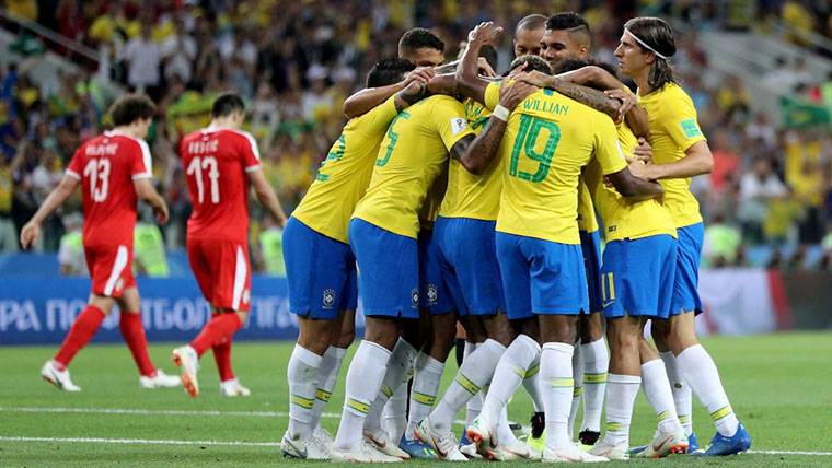 Brazil, celebrating the goal of Paulinho against Serbia