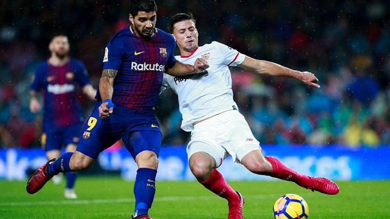 Clément Lenglet, struggling by a balloon with Luis Suárez