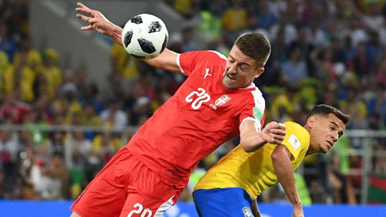 Milinkovic-Savic, luchando por un balón con Philippe Coutinho