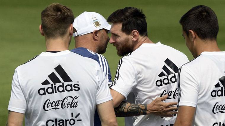 Lionel Messi y Jorge Sampaoli, durante un entreno de Argentina