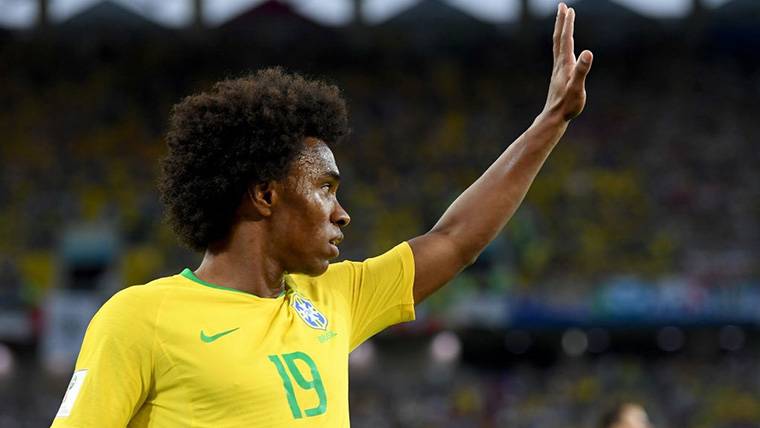 Willian, ready to launch a corner with the selection of Brazil