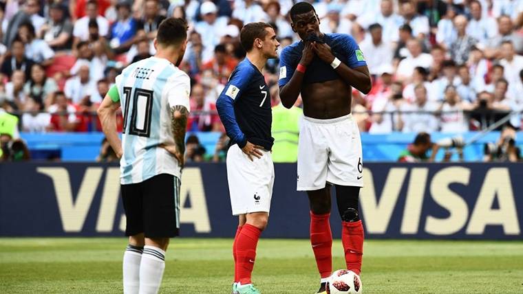 Paul Pogba, beside Leo Messi during the Argentina-France