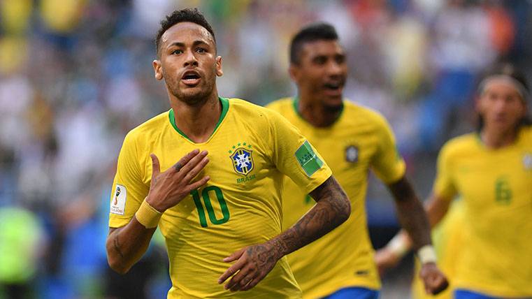 Neymar Celebrates a goal with the selection of Brazil