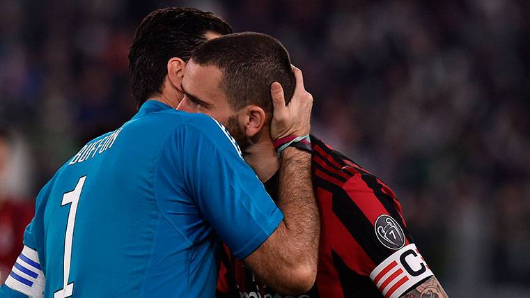 Gianluigi Buffon y Leonardo Bonucci se saludan durante un partido en la Serie A