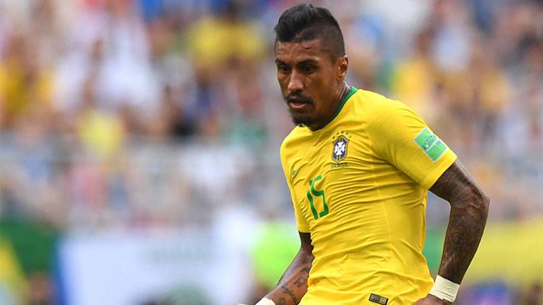 Paulinho In a party with the selection of Brazil