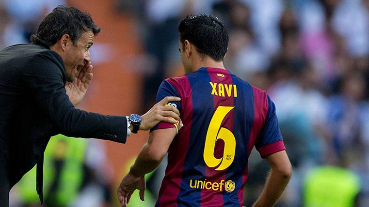 Luis Enrique dialoga con Xavi Hernández en un partido del FC Barcelona