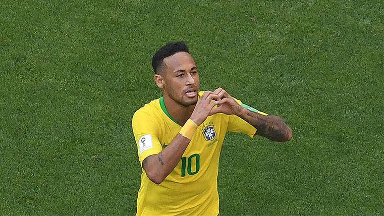 Neymar Celebrates a goal with the selection of Brazil