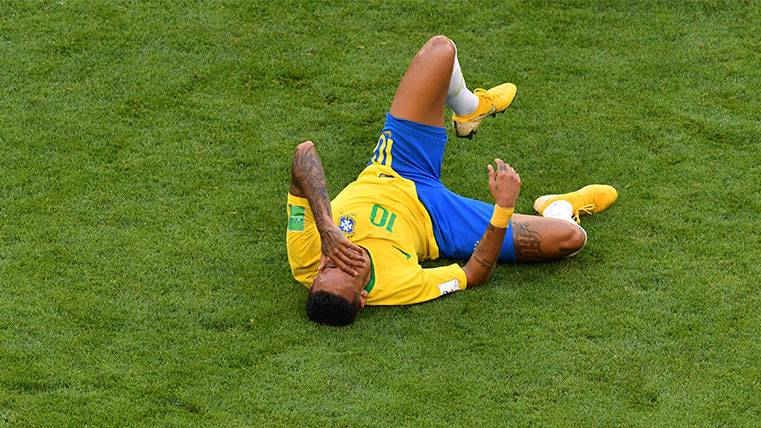Neymar se duele tras una falta en un partido del Mundial