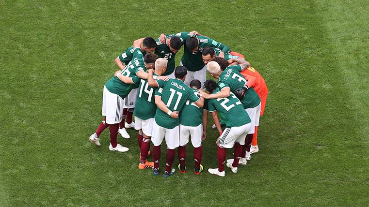 The players of the selection of Mexico before playing against Brazil
