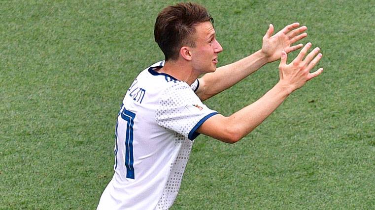 Aleksandr Golovin protests during a party of the Russian selection