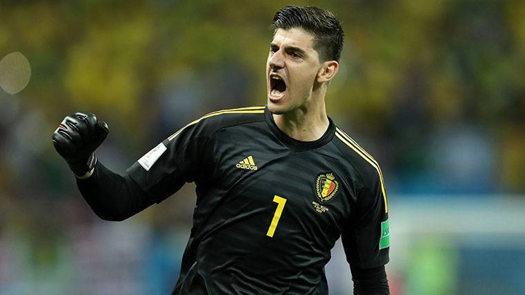 Thibaut Courtois celebra un gol de la selección de Bélgica