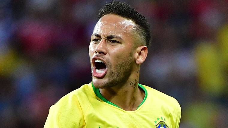 Neymar protesta durante un partido con la selección de Brasil