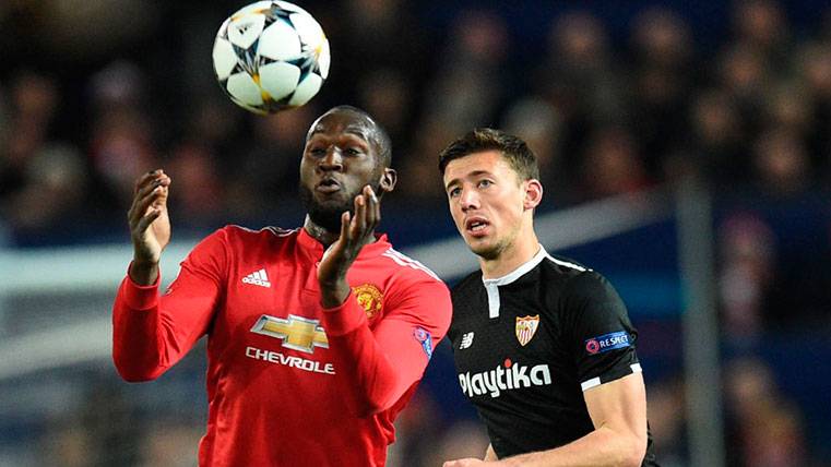 Clément Lenglet en un partido con el Sevilla