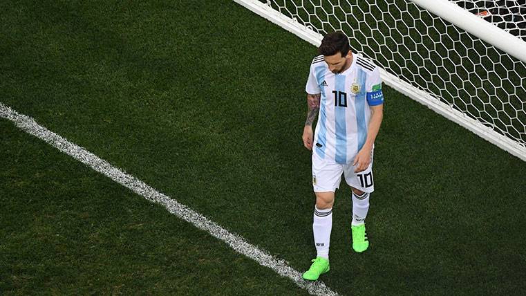 Leo Messi se lamenta en un partido con la selección de Argentina