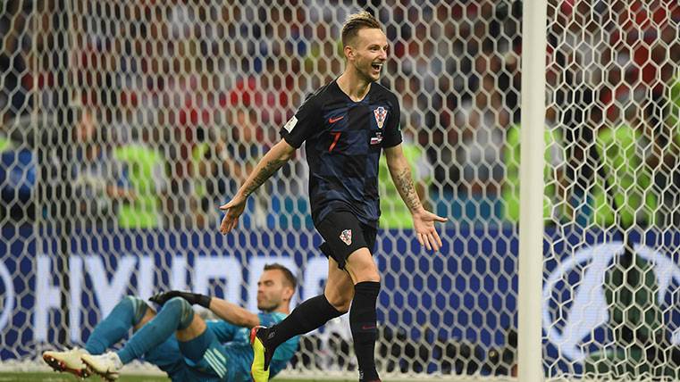Ivan Rakitic celebrates a goal with the selection of Croatia