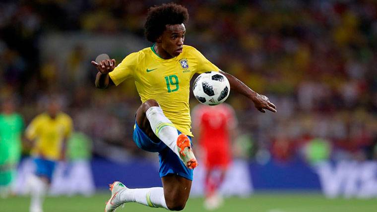 The Manchester United goes to by Willian