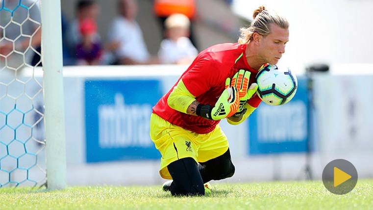 Loris Karius en el calentamiento de un partido del Liverpool