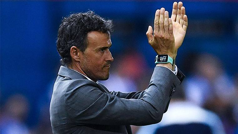 Luis Enrique applauds during a party with the FC Barcelona