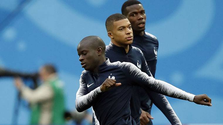 Kanté, heating beside Mbappé and Pogba before a party