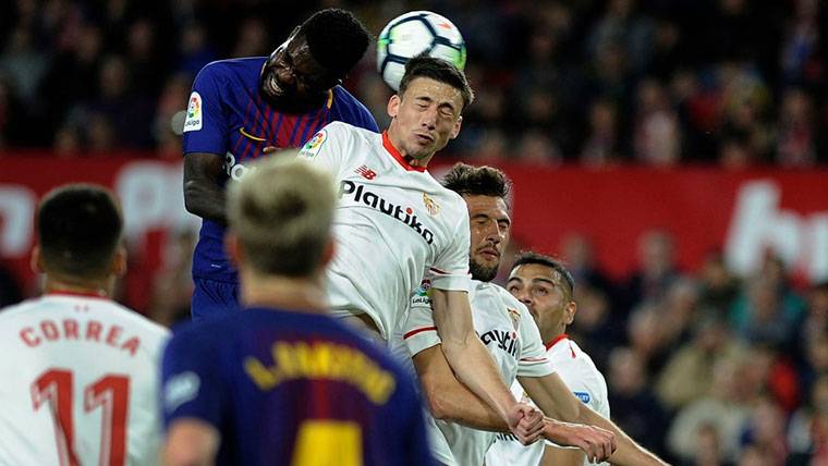 Clément Lenglet, trying cabecear a balloon above Umtiti