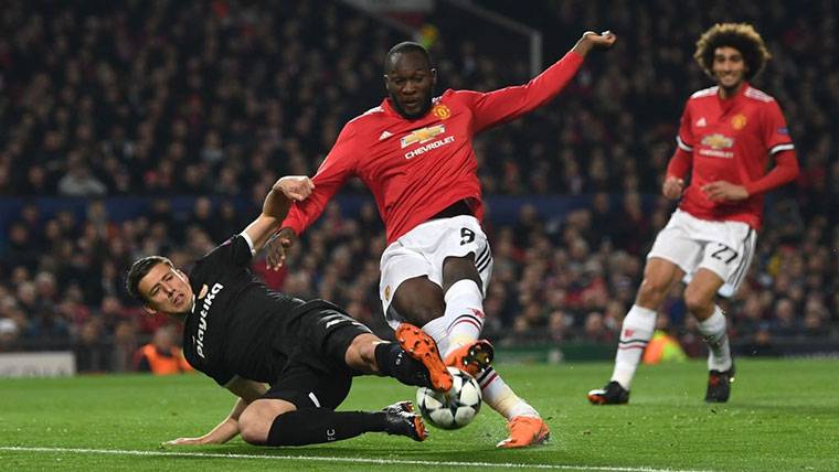 Clément Lenglet, taponando un disparo de Romelu Lukaku