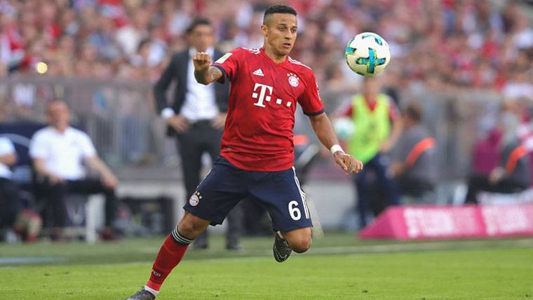 Thiago Alcántara, controlando un balón con el Bayern Múnich