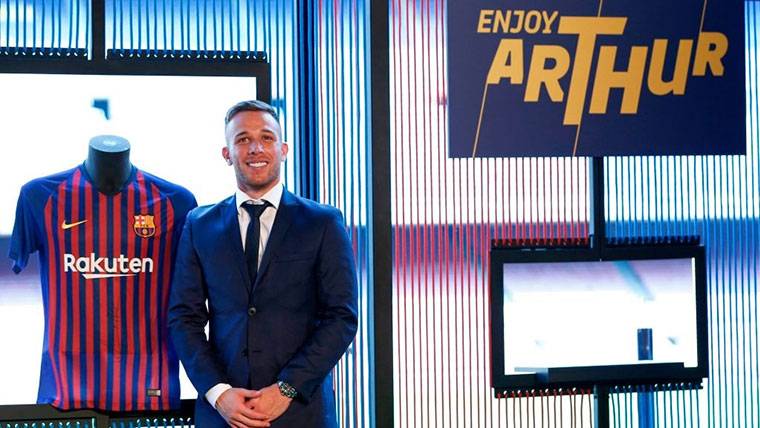 Arthur Melo, presented officially with the FC Barcelona
