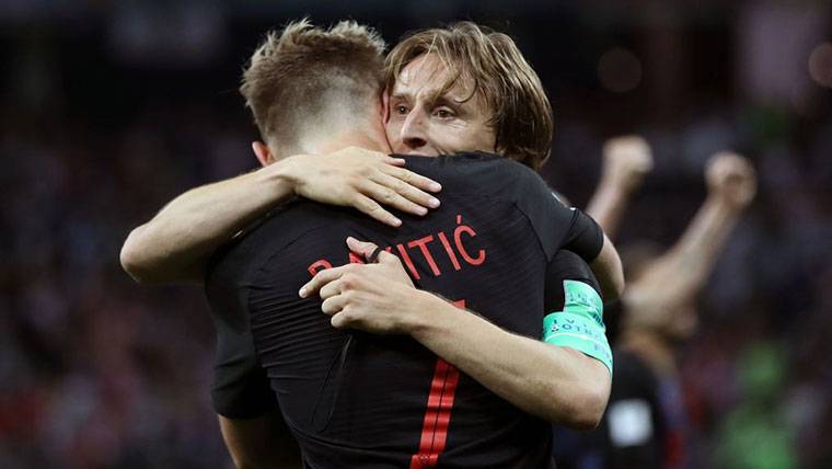 Rakitic y Modric, abrazándose tras clasificar a Croacia para la final del Mundial