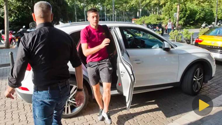 Clément Lenglet, justo antes de pasar la revisión médica con el Barça