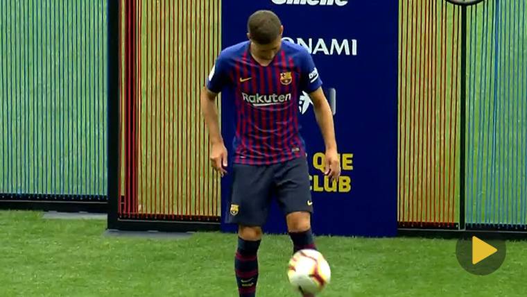 Clément Lenglet, dando sus primeros toques en el Camp Nou