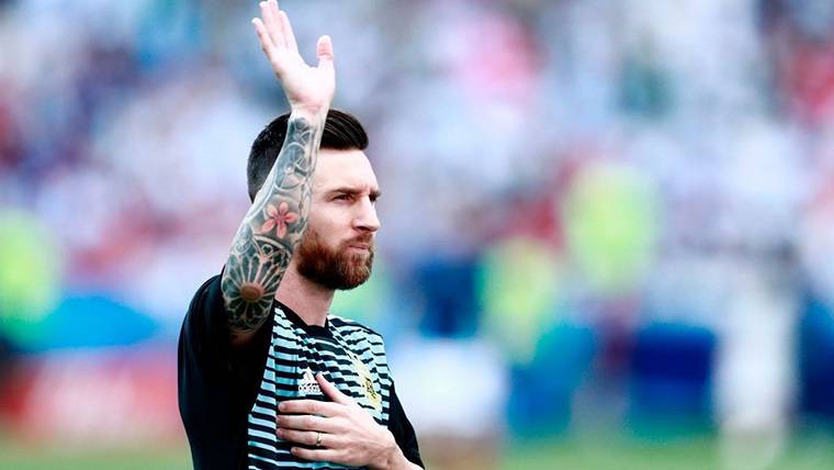 Leo Messi, saludando a un sector de la grada de Argentina