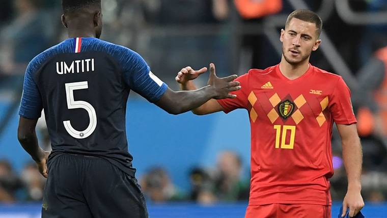 Eden Hazard, saludándose con Samuel Umtiti tras el Bélgica-Francia