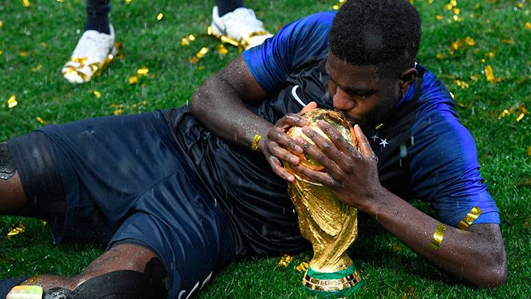 Samuel Umtiti beside the Glass of the World of the 2018