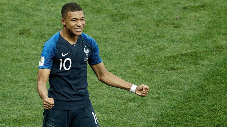 Kylian Mbappé Celebrates a goal with the French selection