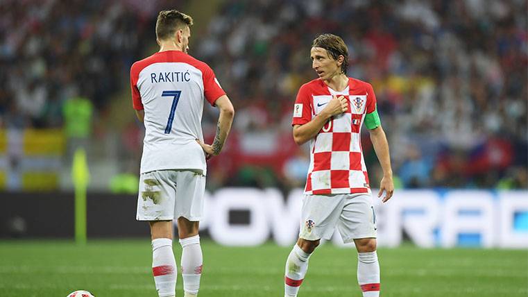 Ivan Rakitic y Luka Modric en un partido con la selección de Croacia