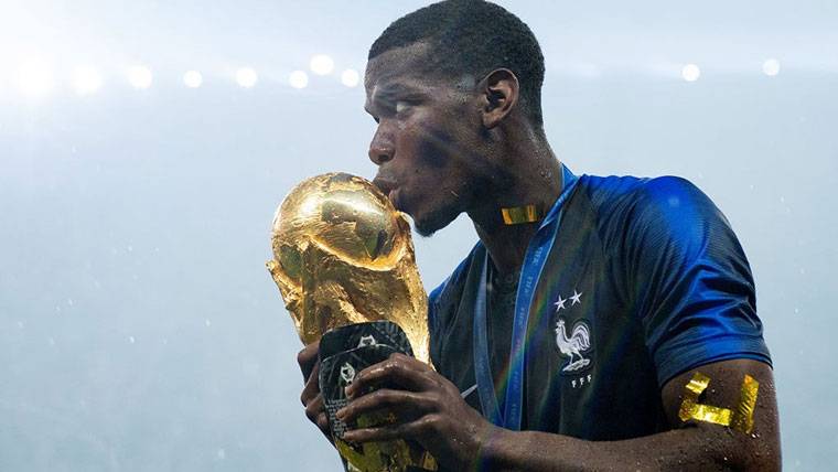 Paul Pogba, besando the trophy of champion of the World-wide of Russia 2018