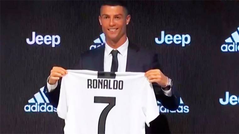 Cristiano Ronaldo, presented with the Juventus of Turín