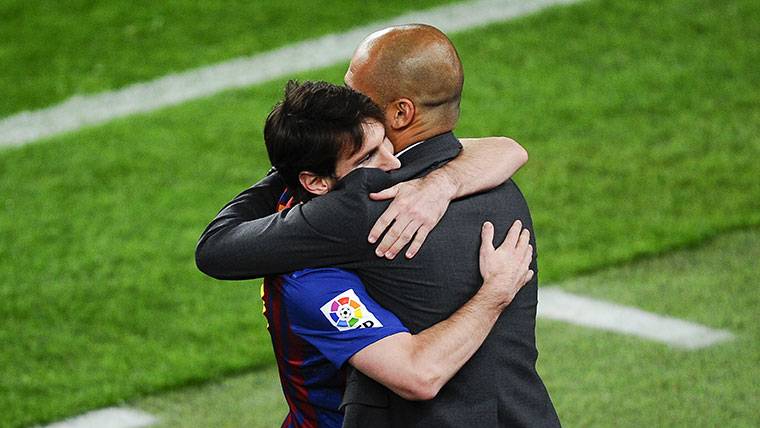 Pep Guardiola and Leo Messi, embracing in an image of archive