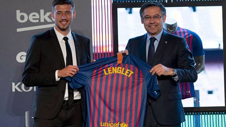 Clément Lenglet, presented in the FC Barcelona beside Bartomeu